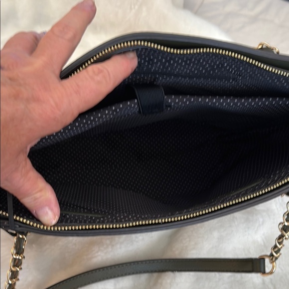 Sophisticated Green Tote with Gold Accents - Picture 5 of 15